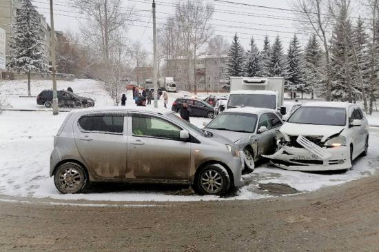 ДТП с участием 12 автомобилей произошло в микрорайоне Юбилейный Иркутска 8 ноября