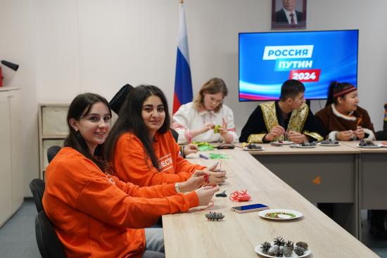 Волонтеры регионального избирательного штаба Владимира Путина нарядили елку и провели мастер-класс по новогодней игрушке