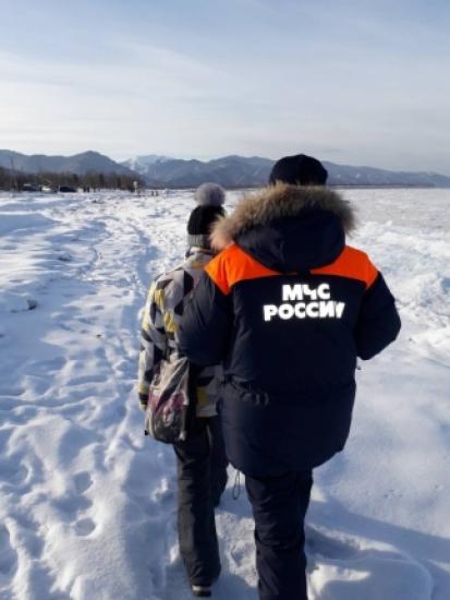 Случайные прохожие сообщили, что в районе городской набережной на тонком льду находится девушка Девушку-инвалида спасли инспекторы ГИМС на тонком льду в черте Байкальска