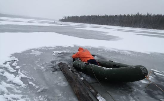 Пенсионер в Усть-Илимске провалился под лед на заливе во время рыбалки