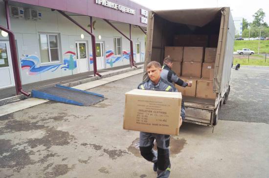 РУСАЛ передал Центру помощи и спасения в Братске партию защитной медицинской одежды