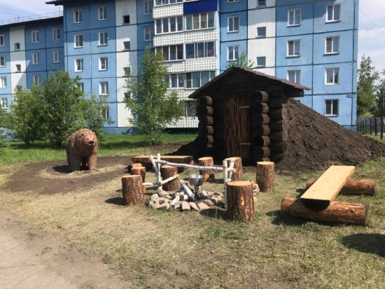 Скульптуры медведя и зимовье установили в Черемхове