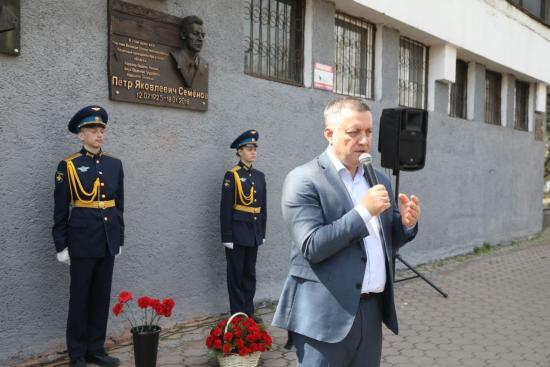 Мемориальную доску участнику Великой Отечественной войны Петру Семёнову открыли в Иркутске