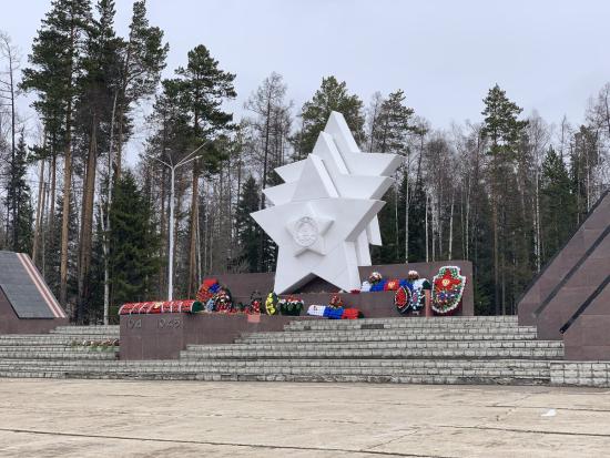 Фото Олега Рогача В Усть-Илимске продолжается благоустройство территории у "Трех звезд"