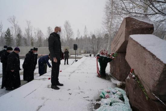 Память жертв политических репрессий почтили на мемориале в посёлке Пивовариха