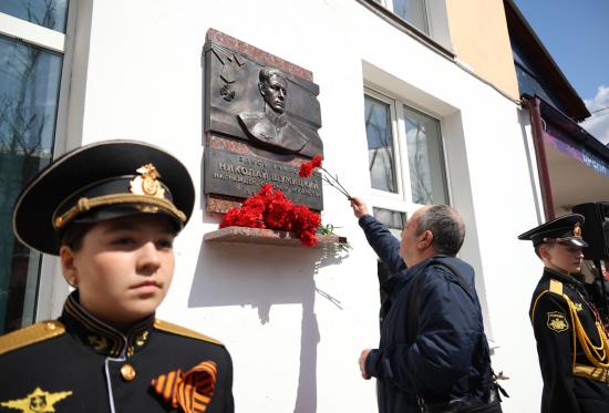 Мемориальную доску в память о выпускнике-герое СВО открыли на здании школы № 21 в Иркутске