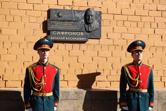 Мемориальную доску заслуженному учителю РФ Виталию Сафронову открыли в Иркутске
