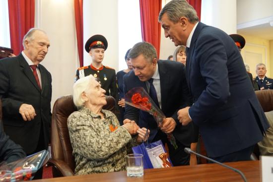 Юбилейные медали «75 лет Победы в Великой Отечественной войне» вручили ветеранам Сергей Меняйло и Игорь Кобзев