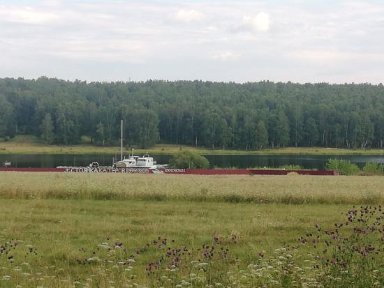 Жители Молодежного пожаловались на предпринимателя, огородившего земельный участок на береговой линии залива Топка