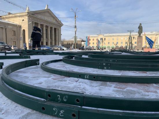 Установка новогодней ели началась на центральной площади Ангарска