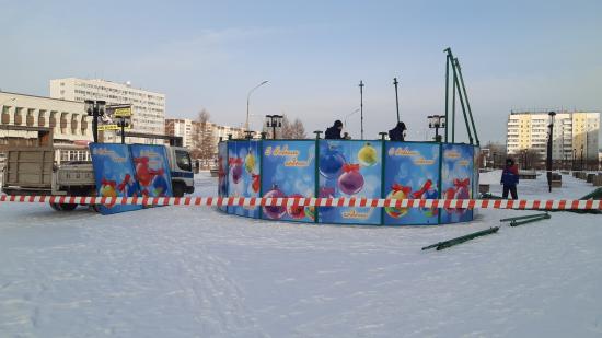 Главную елку начали устанавливать в Центральном районе Братска
