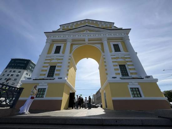 Ремонт фасада Московских ворот в Иркутске завершат в середине сентября