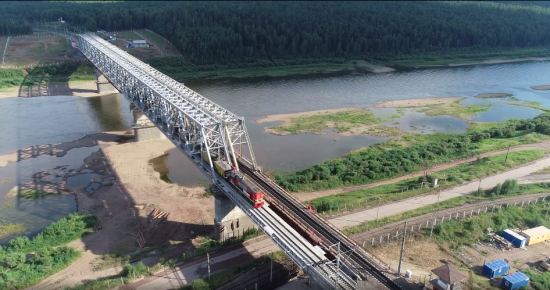 Рабочее движение открыли по второму железнодорожному мосту через реку Лена