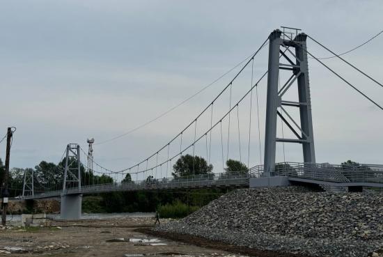 Пешеходный мост через реку Снежную построили в Слюдянском районе