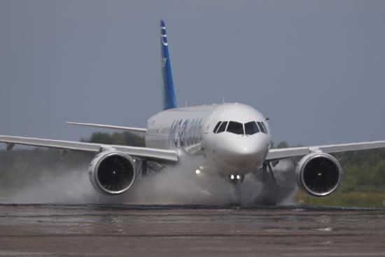 Самолет МС-21-300 начали испытывать по защите от попадания воды в двигатели