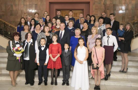 Вручение Почетного знака "Материнская слава" Почетные знаки «Материнская слава» вручили 11 жительницам Иркутской области