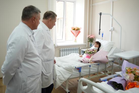 Министр здравоохранения России навестил в больнице медиков, пострадавших при нападении в иркутской больнице