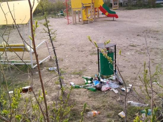 Ежедневно иркутяне выбрасывают на детские площадки три грузовика бытовых отходов