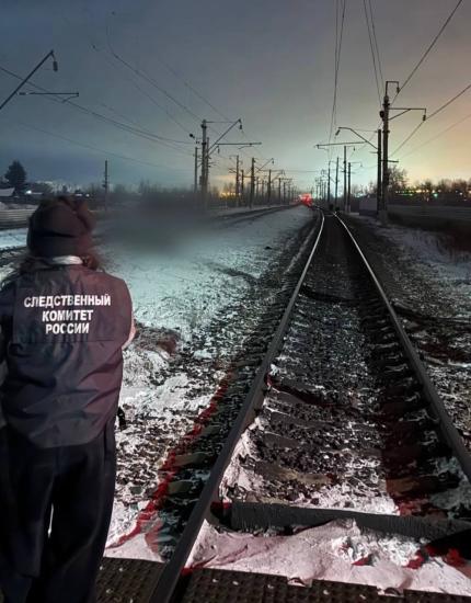 Мужчина с двумя детьми попал под грузовой поезд в Иркутской области