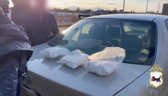 Межрегионального наркокурьера задержали полицейские в Иркутской области с товаром на 16 млн рублей