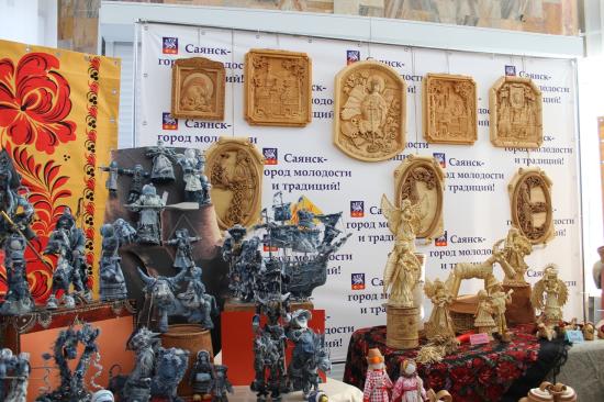 Выставка «Земли Сибирской золотые россыпи» собрала мастеров народного промысла в Саянске