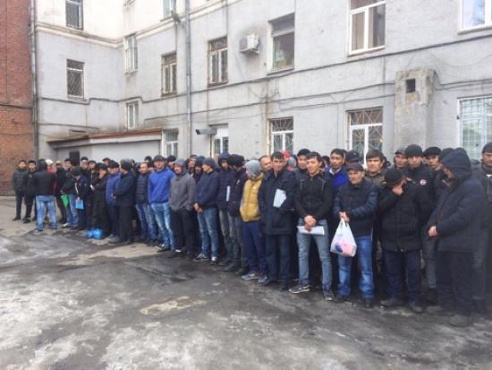 Более 50 работников Центрального рынка Иркутска нарушили миграционное законодательство