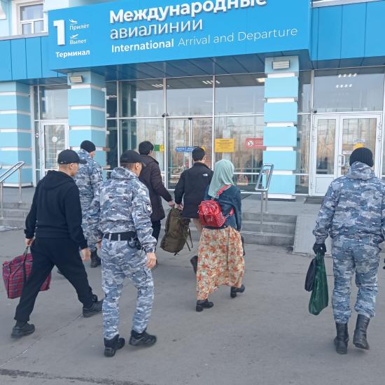 Судебные приставы отправили из Иркутска на родину 27 граждан Узбекистана и Казахстана