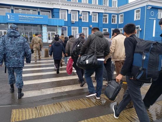 Нарушителей миграционного законодательства в Иркутской области выдворили из России