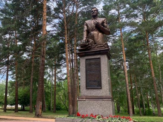 В Ангарске открыли памятник Виктору Новокшенову