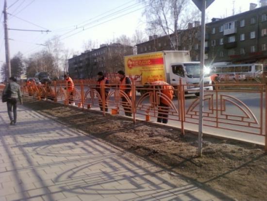 В Иркутске ремонтируют, моют и красят дорожные ограждения