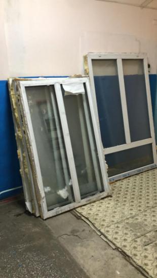 Окна из административного здания на самодельных санях попытались украсть в Тайшете