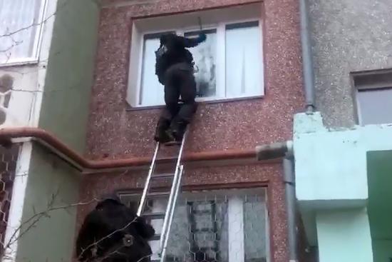 С декабря прошлого года наркодилеры организовали канал сбыта героина наркозависимым. Они реализовывали запрещённые вещества только проверенным лицам, использовали сеть закладок, деньги получали на банковские карты Группу торговцев героином задержали в Ангарске