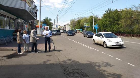 Ограничительные столбики планируют установить при въезде во двор на остановке «Омулевского»