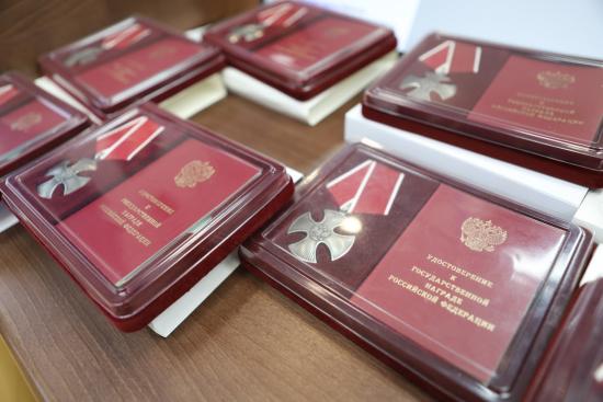 Мэр Иркутска Руслан Болотов передал родственникам участников СВО ордена Мужества