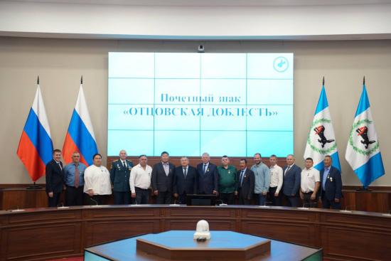 Почетных знаков «Отцовская доблесть» удостоены 15 многодетных отцов Иркутской области