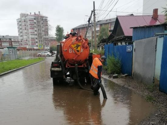 В Иркутске устраняют последствия грозы и сильного дождя
