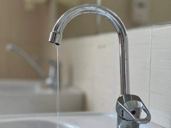 Ограничение подачи горячей воды продлили в Октябрьском округе Иркутска