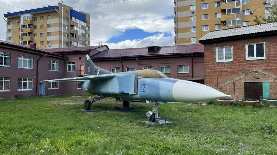 Самолет-памятник «МИГ-23» отреставрировали на территории иркутской школы № 21