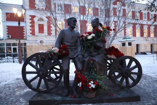 Памятник народным артистам Виталию Венгеру и Наталии Королевой открыли в Иркутске
