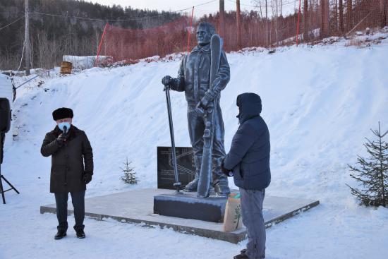 Памятник Анатолию Закопырину открыли в Братске