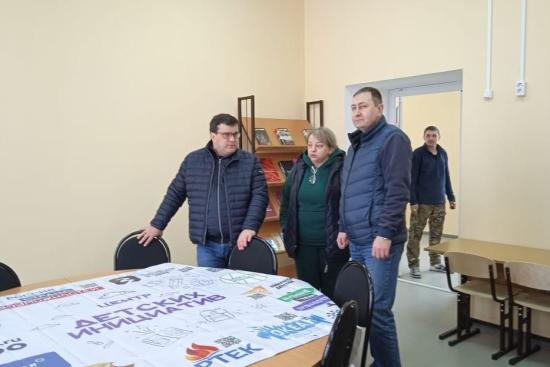 Результаты капитальных ремонтов двух школ оценил министр образования Максим Парфенов в Тайшетском районе