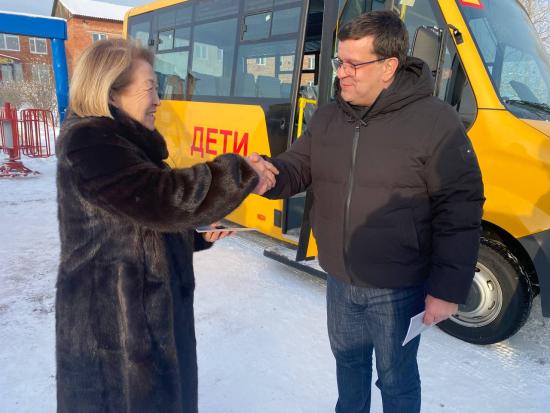 Школы 22 территорий Приангарья получили в декабре новые автобусы