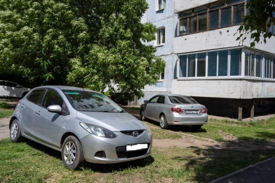Почти 240 водителей Иркутска привлекли за полгода к ответственности за парковку на газонах