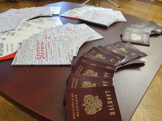Паспорта торжественно вручили 20 школьникам из Октябрьского округа Иркутска