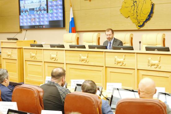 Сохранение мемориалов и вовлечение ветеранов в работу с молодёжью обсудили на площадке Заксобрания Иркутской области