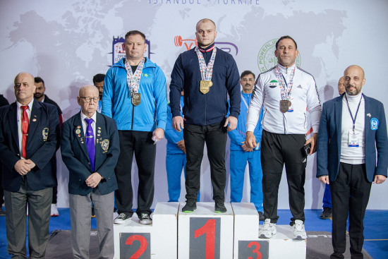 Денис Олефир из Приангарья одержал победу на чемпионате Азии по пауэрлифтингу в троеборье
