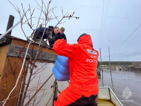 Паводковую обстановку на реке Нижняя Тунгуска в Катангском районе контролируют специалисты МЧС