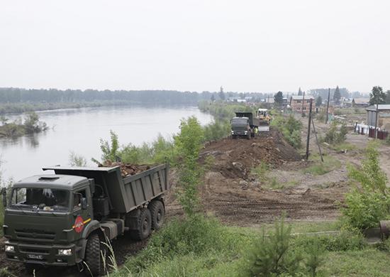 Военные инженеры восстановили поврежденный участок дороги в Тулуне