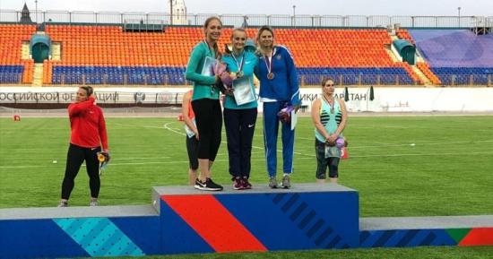 Ангелина Краснова заняла третье место в прыжках с шестом, её результат 4 метра 45 сантиметров Спортсмены Иркутской области завоевали пять медалей на чемпионате России по легкой атлетике