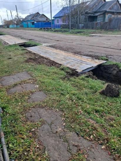 Разрушенный съезд к жилому дому в селе Дальняя Закора Жигаловского округа восстановили при содействии депутата ЗС Андрея Духовникова